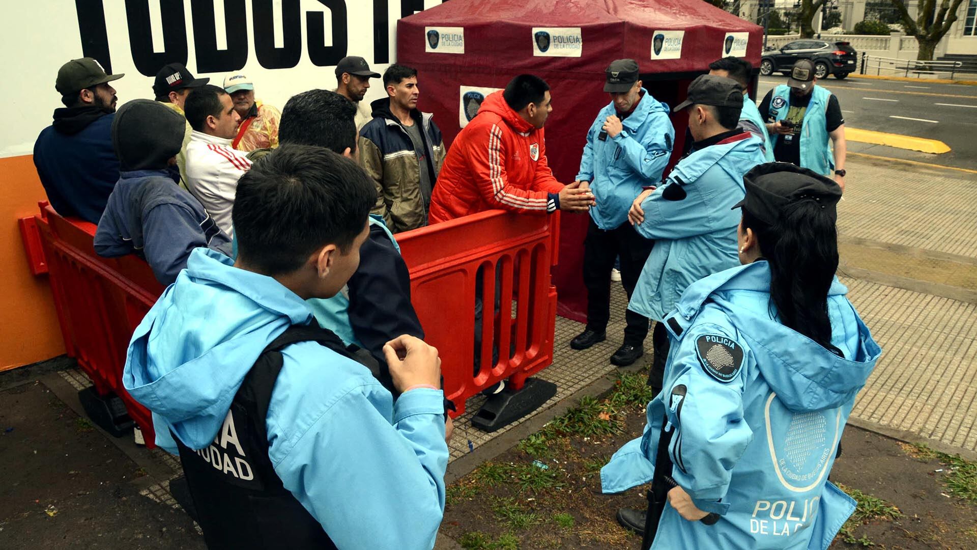 Operativos en San Lorenzo-Huracán y River-San Martín: 159 demorados en total