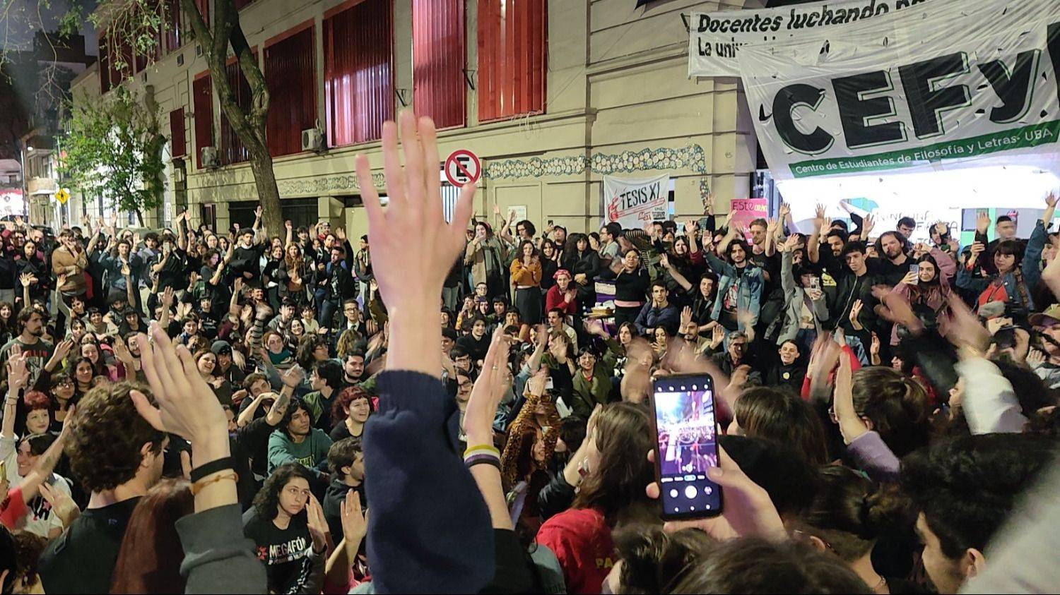 Estudiantes tomaron Filosofía y Letras de la UBA antes del paro por veto