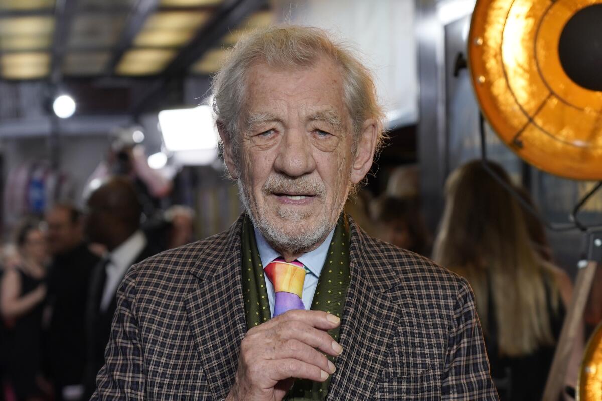 Ian McKellen anima a actores LGBTQ+ a vivir sin miedo: “El clóset no tiene sentido”