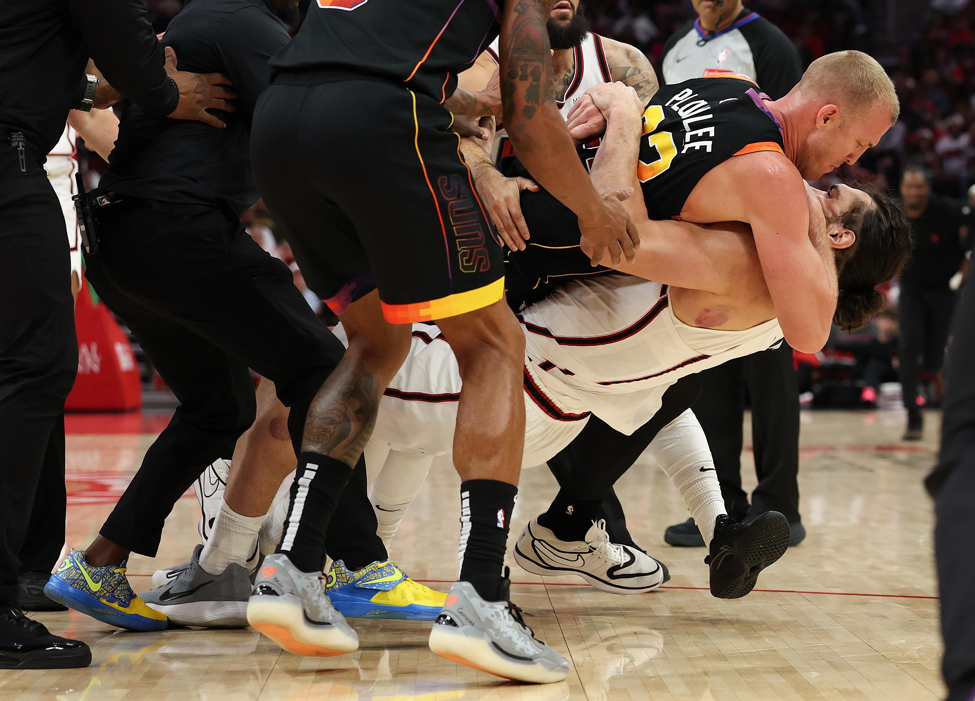 Choque de cabezas, llave de lucha libre y sangre: la pelea entre dos figuras de la NBA que terminó en escándalo