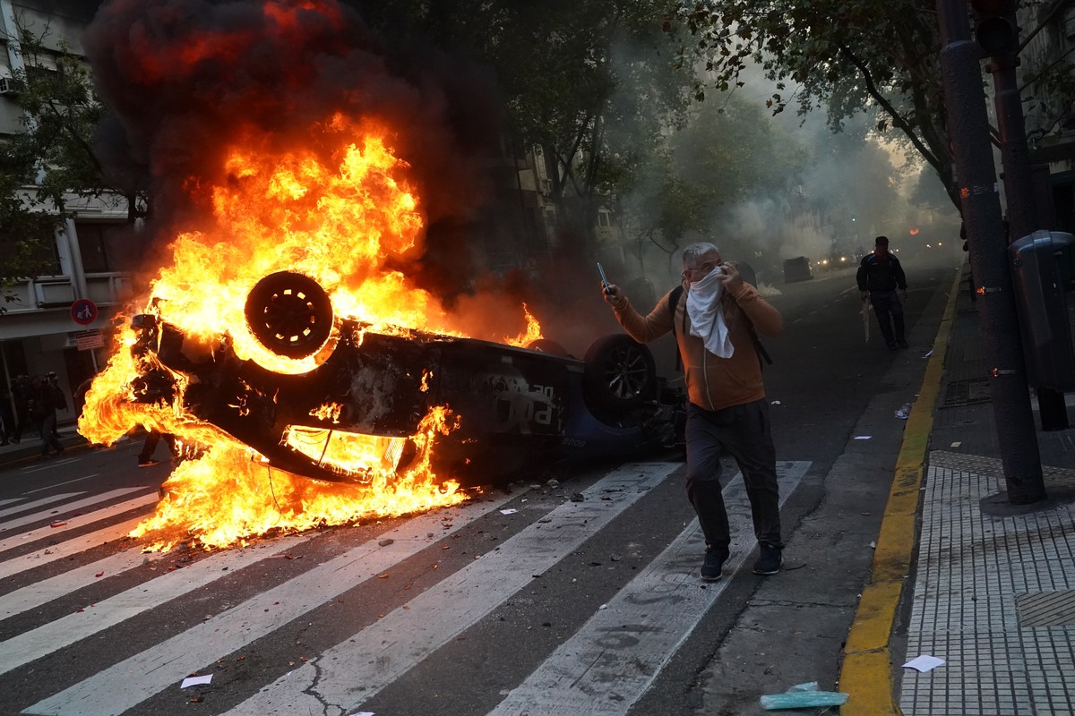 Protesta por los jubilados termina en caos: enfrentamientos, heridos y más de 120 detenidos