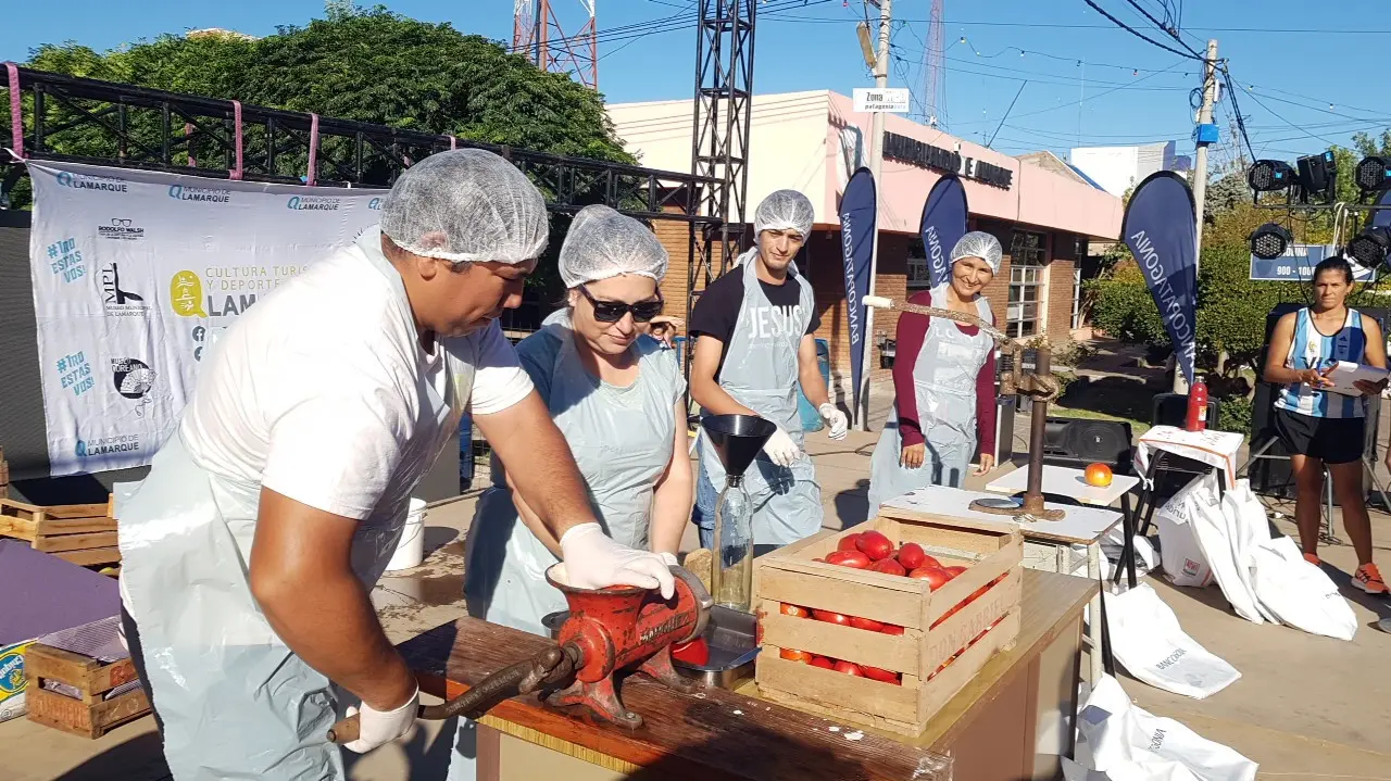 Karina y Cachumba encabezan la Fiesta del Tomate 2025 en Lamarque este viernes