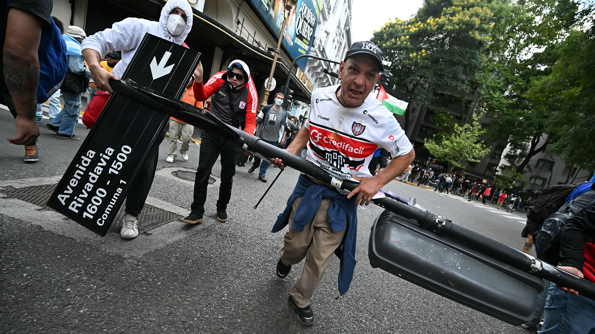 Hinchas involucrados en los disturbios del Congreso no podrán ingresar a las canchas