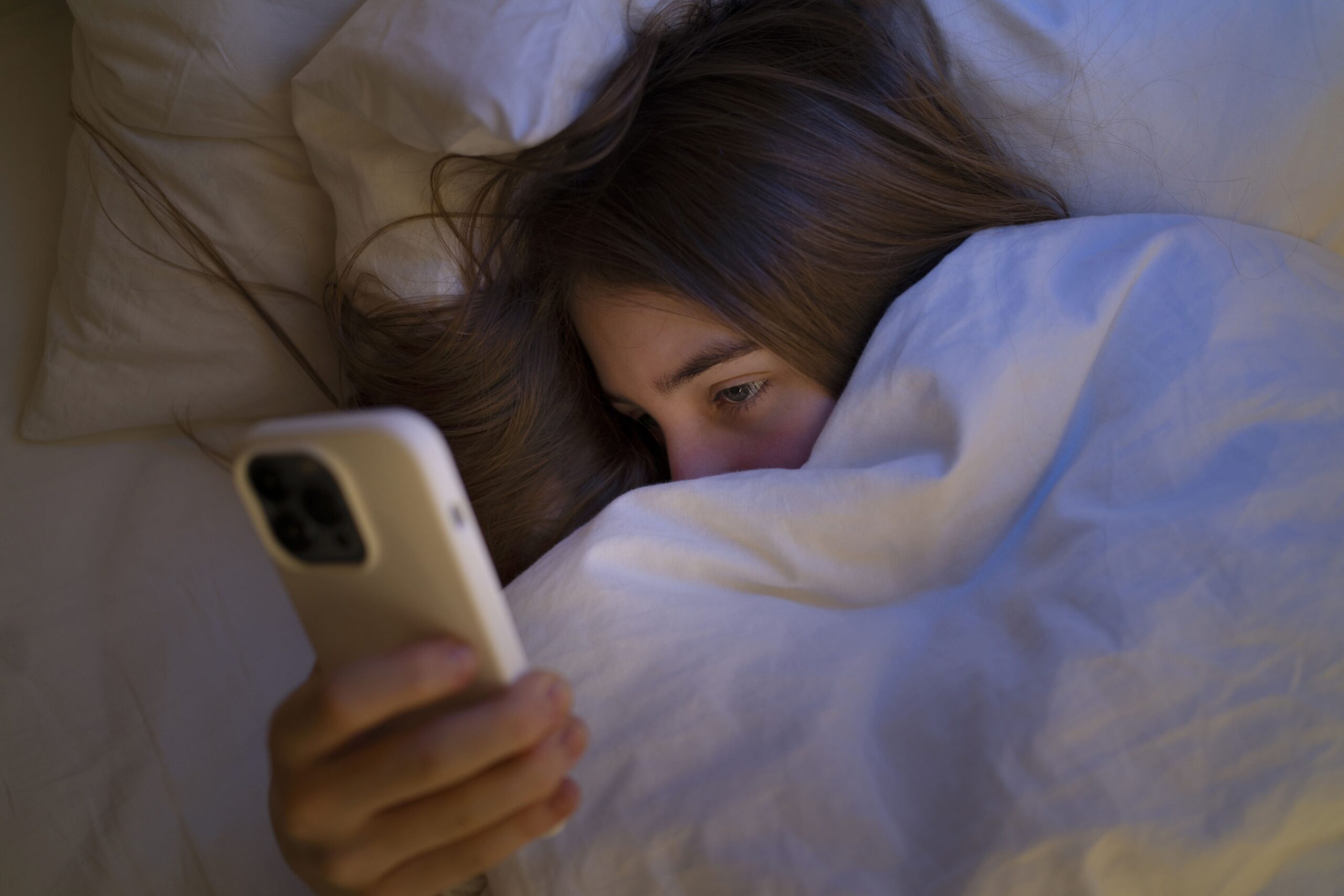 Pantallas e insomnio: advierten sobre impactos en la salud mental de adolescentes