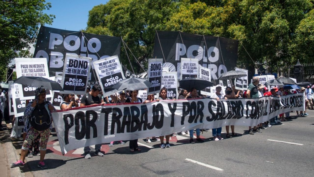 Protesta en Plaza de Mayo: jubilados y piqueteros contra el gobierno de Milei