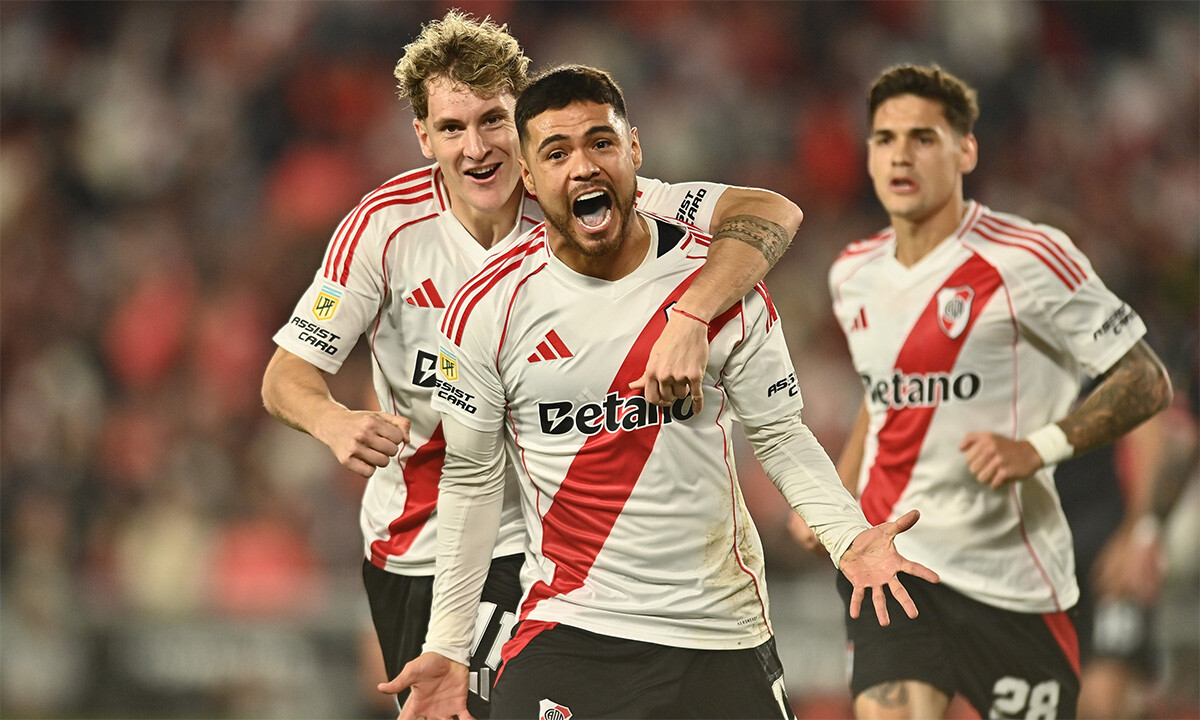 Con una goleada sobre Barracas, River se metió en cuartos de final